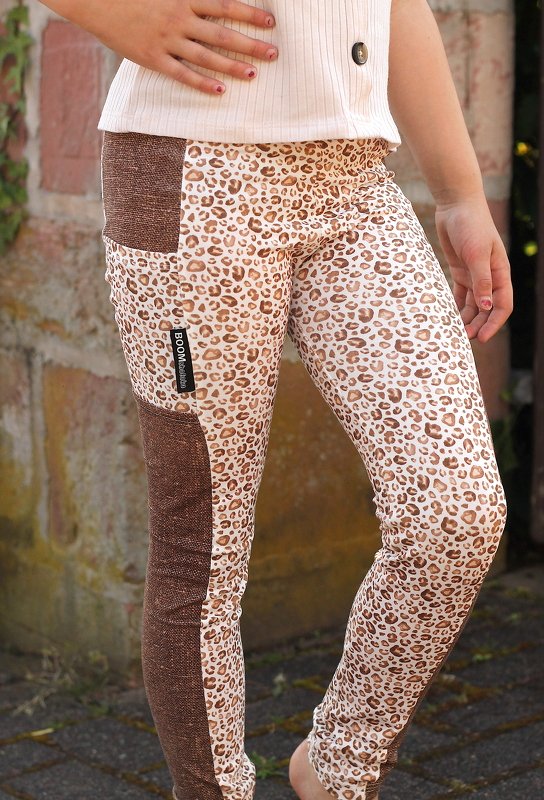 Leoparden-Leggings mit braunen Seitenstreifen und aufgesetzter Tasche