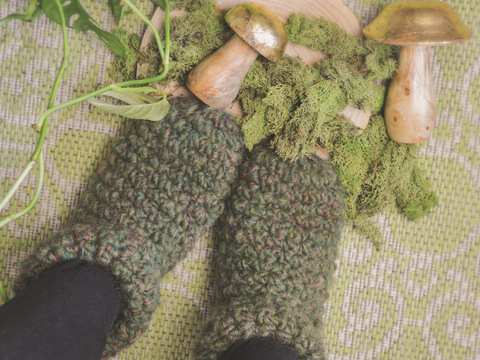 Moos Slippers. Crochet pattern. No more cold feet. Green, warm, fluffy.