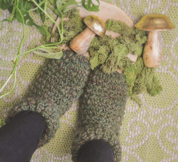 Moos Slippers. Crochet pattern. No more cold feet. Green, warm, fluffy.