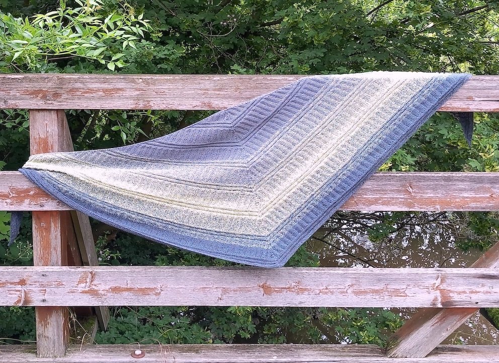 Tekton - flaches Dreieckstuch aus Farbverlaufsgarn