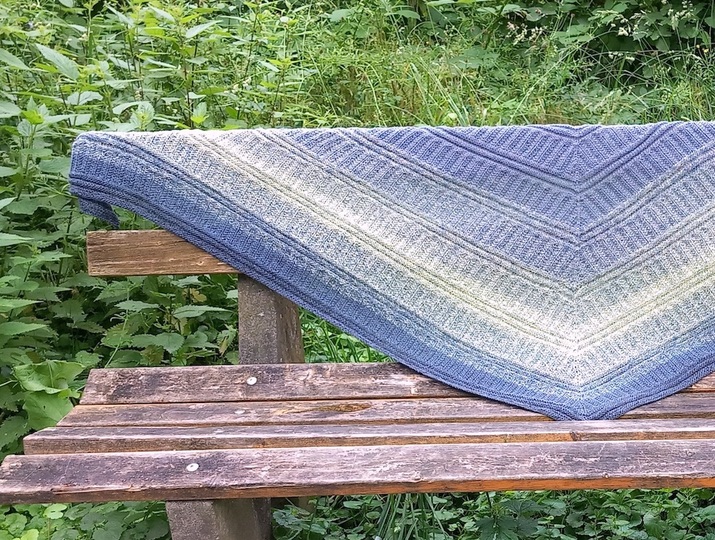 Tekton - flaches Dreieckstuch aus Farbverlaufsgarn