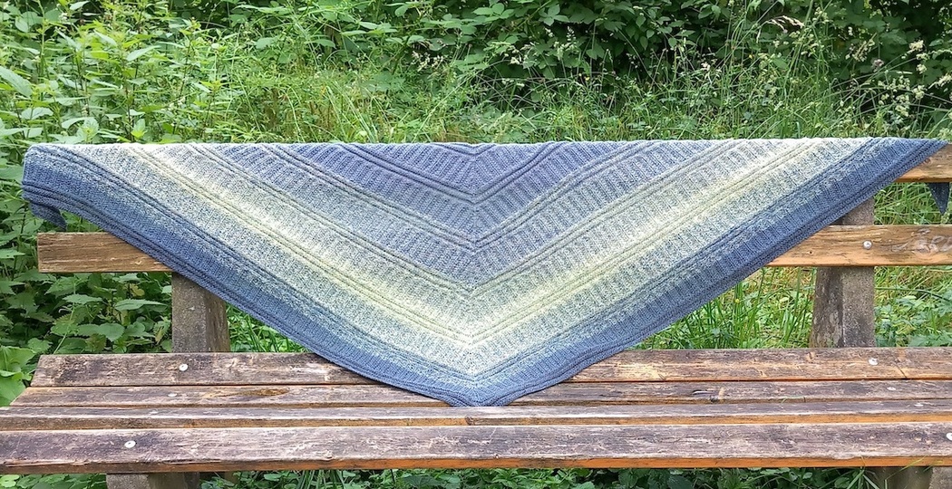 Tekton - flaches Dreieckstuch aus Farbverlaufsgarn