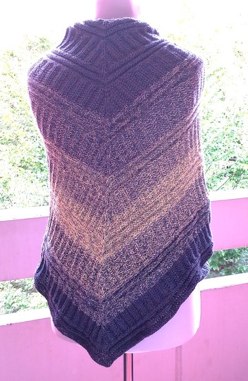 Tekton - flaches Dreieckstuch aus Farbverlaufsgarn