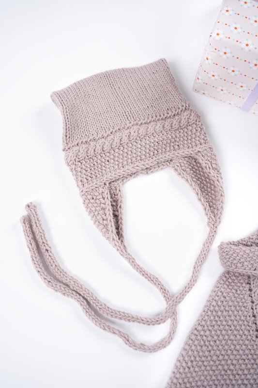 Mütze mit Zopf-Randblenden und Ohrenklappen