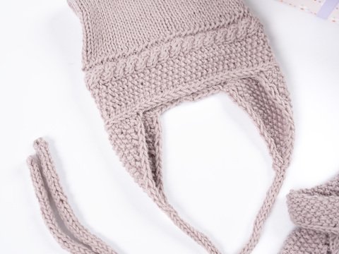 Mütze mit Zopf-Randblenden und Ohrenklappen