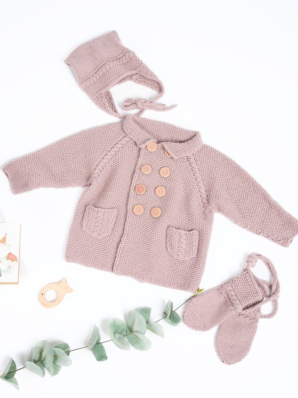 Komplettes Baby-Strickensemble in Altrosa auf weißem Hintergrund: Jacke, Mütze und Fäustlinge.