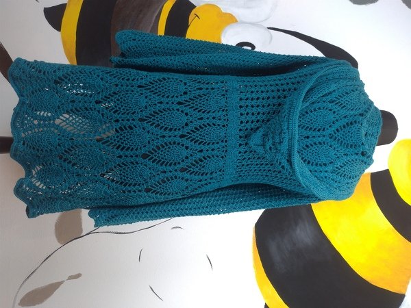 Türkise, lange gehäkelte Damenjacke mit Ajour‑Blättermuster und Kapuze