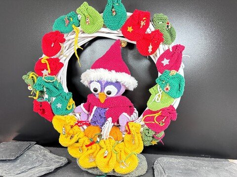 gehäkelter Adventskranz mit Eule und 24 Säckchen