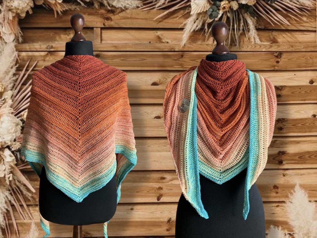 Zwei Ansichten eines gehäkelten Dreieckstuchs in Rost‑ und Türkistönen auf Schneiderpuppen