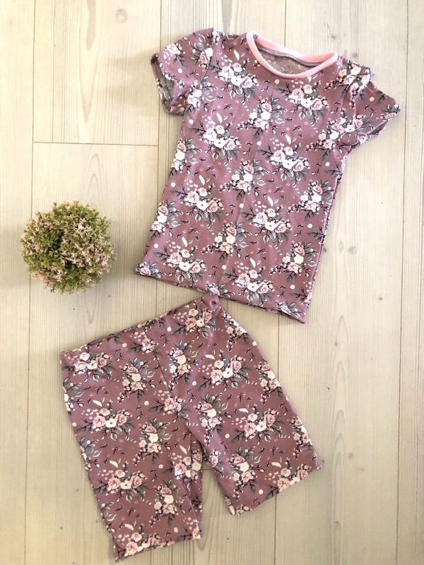 Kinder-Nähidee: T-Shirt und Shorts aus floralem Stoff in Rosé