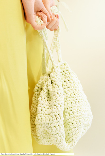 Quergestrickter Pulli in Grau, Gelb, Grün und Weiß und Tasche in Gelb