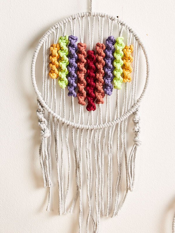 Makramee‑Anleitung: runder Wandbehang mit bunten gedrehten Knotensäulen und Fransen