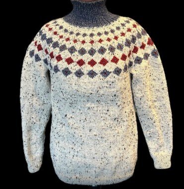 Traditioneller gestrickter Rundpassenpullover mit Rautenmuster in Rot und Grau, ideal für Weihnachten