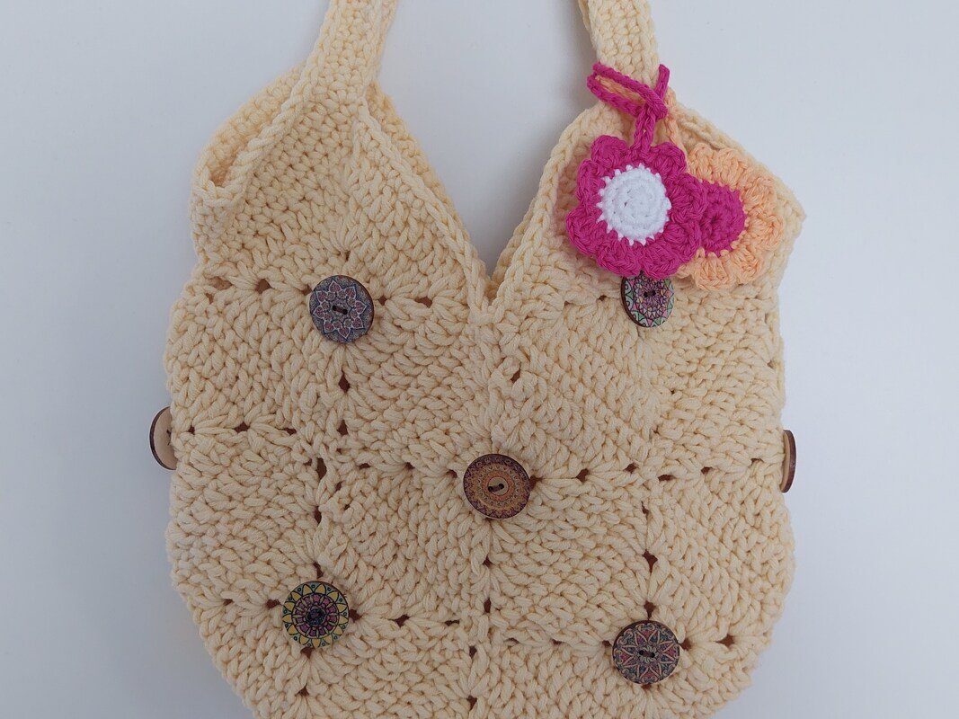 Boho-Umhängetasche in Creme mit bunten Knöpfen und gehäkeltem Blumenanhänger