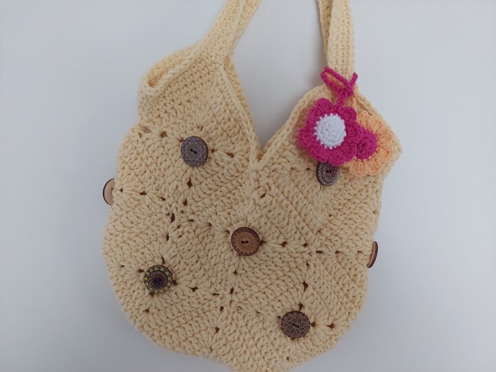 Häkelanleitung für Tasche  FESTIVAL BAG mit Knöpfen und Taschenbaumlern!