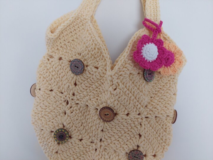 Häkelanleitung für Tasche  FESTIVAL BAG mit Knöpfen und Taschenbaumlern!