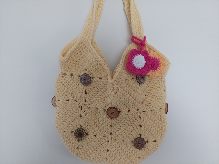 Häkelanleitung für Tasche  FESTIVAL BAG mit Knöpfen und Taschenbaumlern!