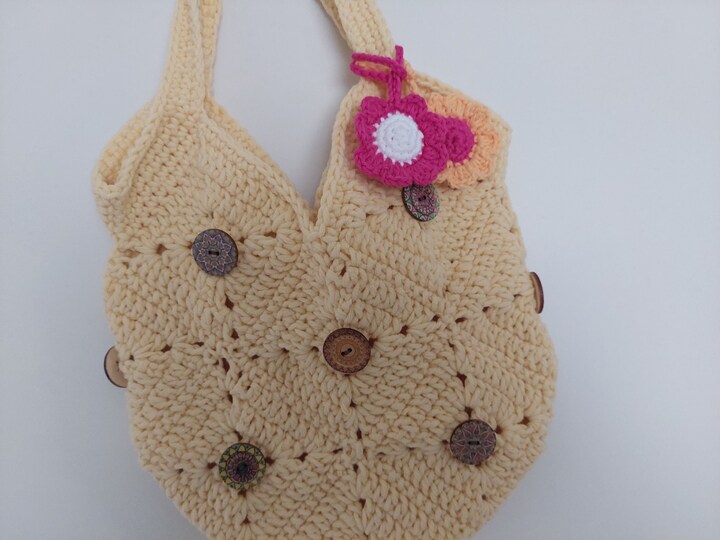 Häkelanleitung für Tasche  FESTIVAL BAG mit Knöpfen und Taschenbaumlern!