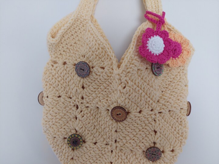 Häkelanleitung für Tasche  FESTIVAL BAG mit Knöpfen und Taschenbaumlern!