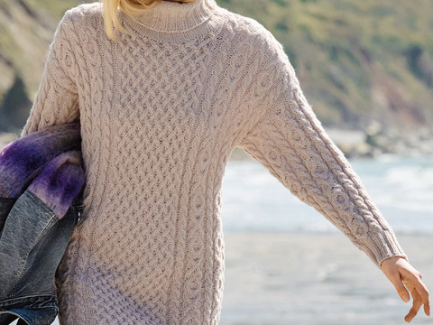 Kleid mit Zopfstrukturen