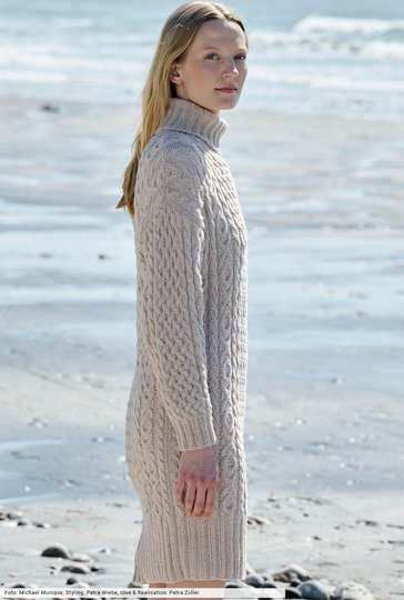 Kleid mit Zopfstrukturen