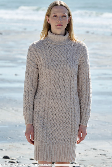 Kleid mit Zopfstrukturen