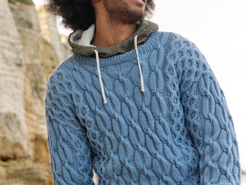 Rauchblauer Musterpulli