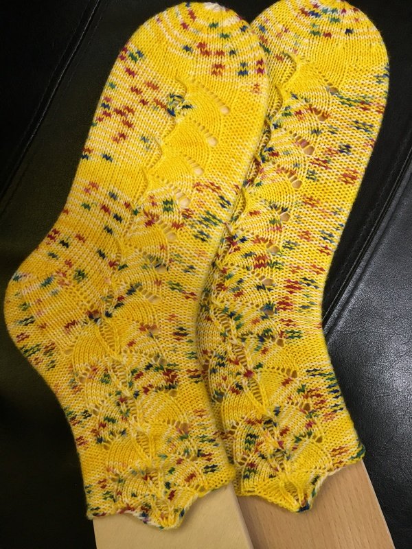 Gelbe, gesprenkelte Damensocken mit durchbrochenem Lochmuster auf Sockenspannern