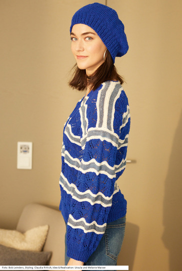 Jacke in Hell- und Royalblau und Ecru mit Mütze in Royalblau