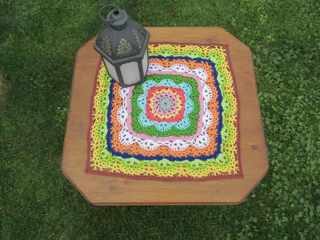 Häkelanleitung Zierdeckchen Regenbogen aus Wollresten