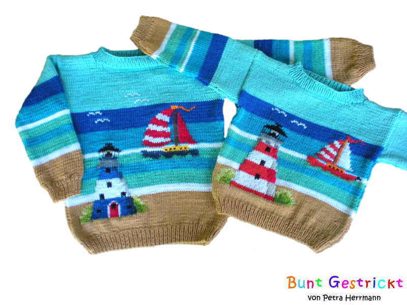 Zwei gestrickte Kinderpullover mit nautischen Motiven: Leuchttürme und Segelboote in Blau-, Rot- und Brauntönen mit gestreiften Ärmeln.