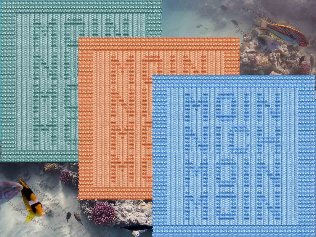 Drei gestrickte Quadrate in Aquamarin, Koralle und Hellblau mit eingestricktem MOIN