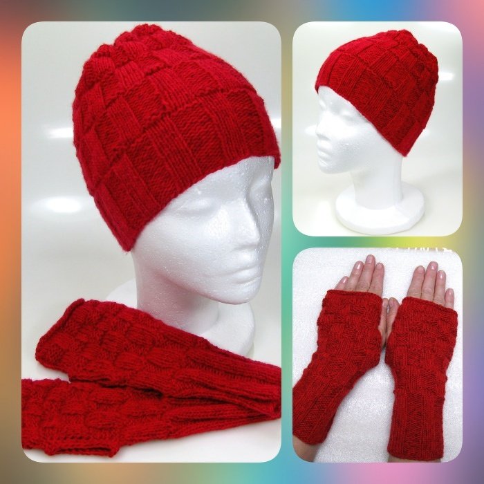 Rote gestrickte Mütze und passende Stulpen mit quadratischem Strukturmuster, Mütze auf Mannequinkopf, Stulpen an Händen