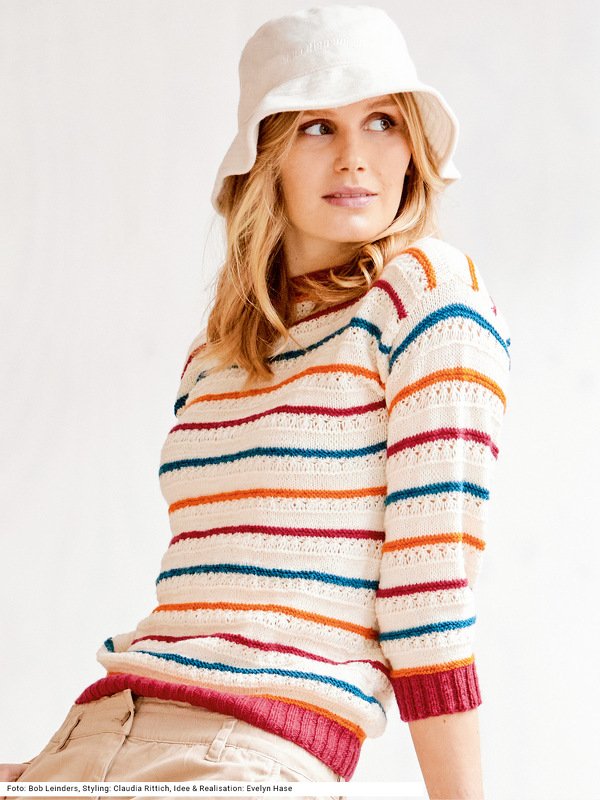 Weißer Pulli mit schmalen Streifen in Rot, Petrol und Orange