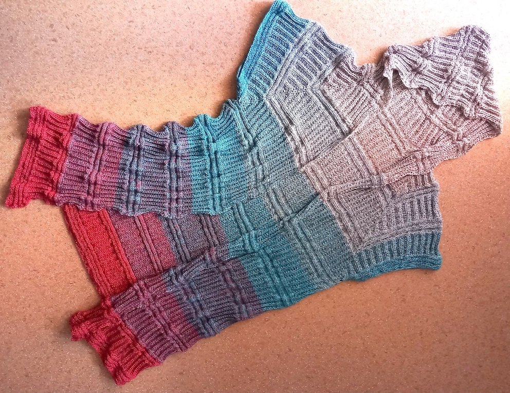 Tektonia - Kapuzenweste aus Farbverlaufsgarn