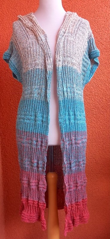 Lange ärmellose Strickweste mit Kapuze und Beige‑Türkis‑Pink Farbverlauf