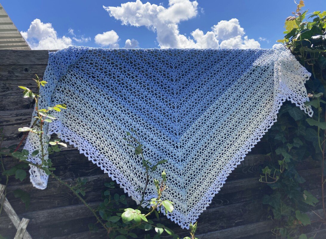 Mad Melinda - Häkelanleitung zauberhaftes Dreieckstuch - Bild 7