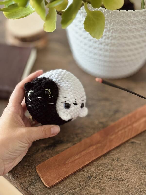 Crochet Yin and Yang cats low sew amigurumi pattern - Image 3