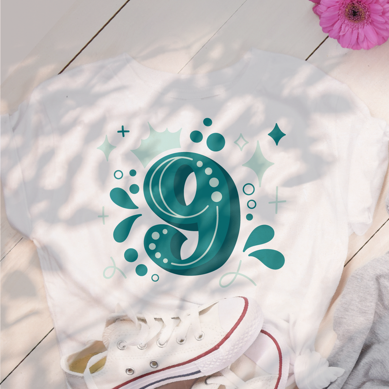 Ornamentale Zahl 9 in Türkis mit Punkten und Sternen auf weißem T-Shirt