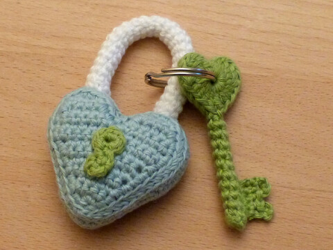 Crochet pattern keychain love padlock