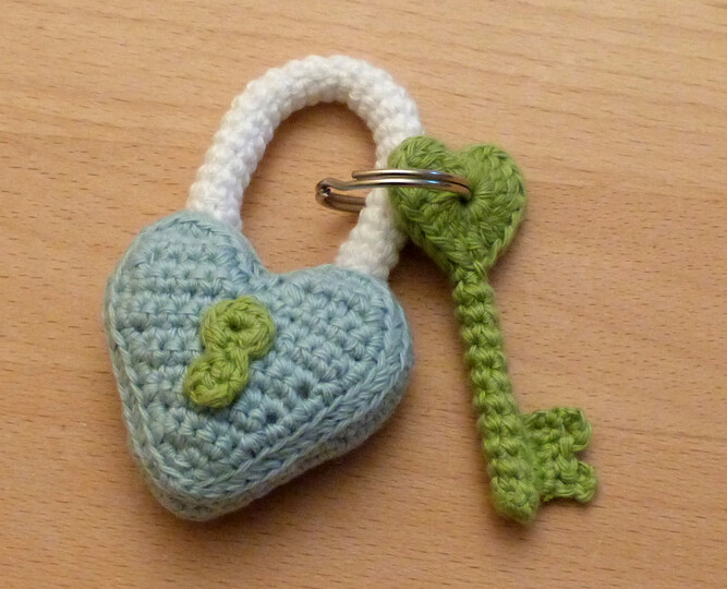 Crochet pattern keychain love padlock