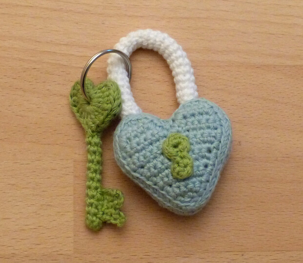 Crochet pattern keychain love padlock