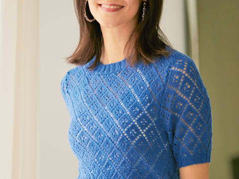Blauer Pulli im Rautenmuster