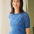 Blauer Pulli im Rautenmuster