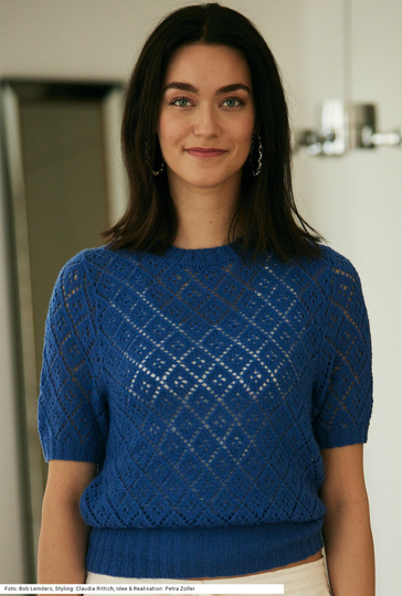 Blauer Pulli im Rautenmuster