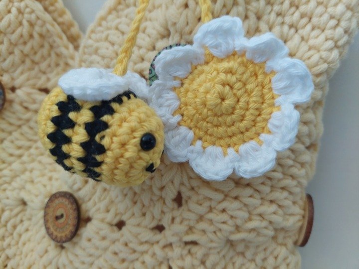 Häkelanleitung Taschenanhänger Bienchen mit Blümchen aus Wollresten!