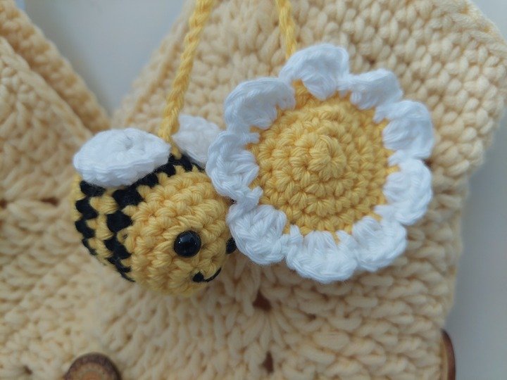 Häkelanleitung Taschenanhänger Bienchen mit Blümchen aus Wollresten!