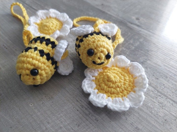 Häkelanleitung Taschenanhänger Bienchen mit Blümchen aus Wollresten!