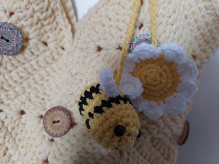 Häkelanleitung Taschenanhänger Bienchen mit Blümchen aus Wollresten!