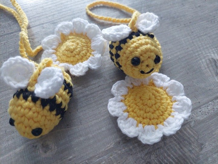 Häkelanleitung Taschenanhänger Bienchen mit Blümchen aus Wollresten!